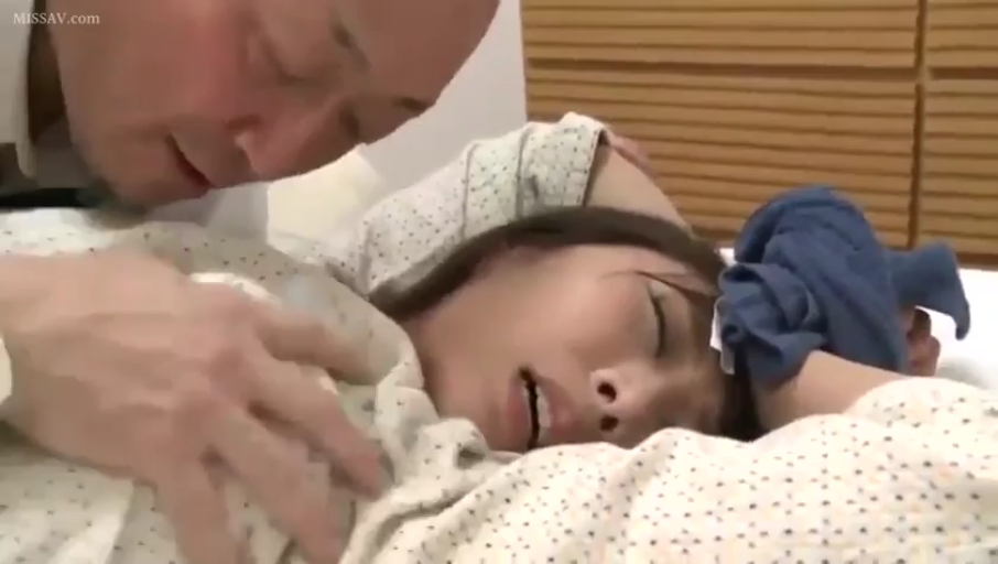 病房 · 揉乳 · 迷离 · 枕头 · 仰卧 · 头部特写 · 病号服 · 大叔