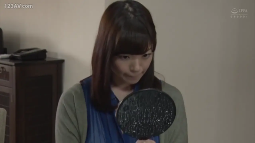 坐姿 · 半身特写 · 居家 · 房间 · 认真 · 照镜子 · 休闲开衫 · 手持圆镜