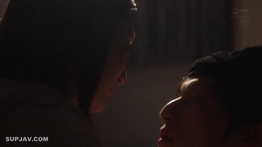 室内 · 脸部特写 · 对视 · 休闲服 · 面对面 · 暗光 · 深情