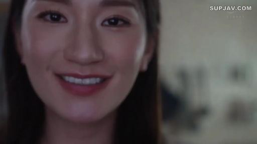 室内 · 脸部特写 · 甜美 · 微笑 · 第一人称视角 · 居家服 · 正对镜头