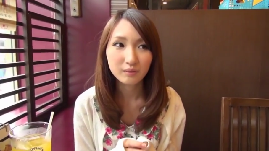 校服 · 教室 · 眼镜 · 微笑 · 半身特写 · 正坐 · 注视 · 学生