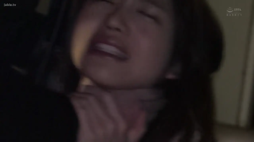 室内 · 面部 · 亲吻 · 特写 · 痛苦 · 粉色上衣 · 躺卧