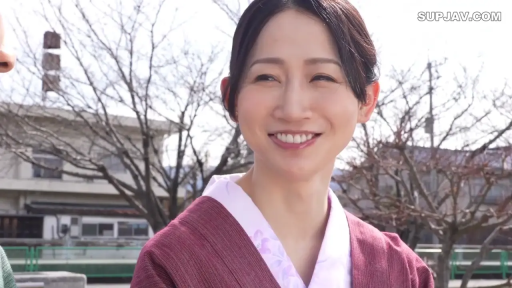 Close-up of the face · Stand · Smile · Outdoor · 和服 · 中年女性 · 和蔼