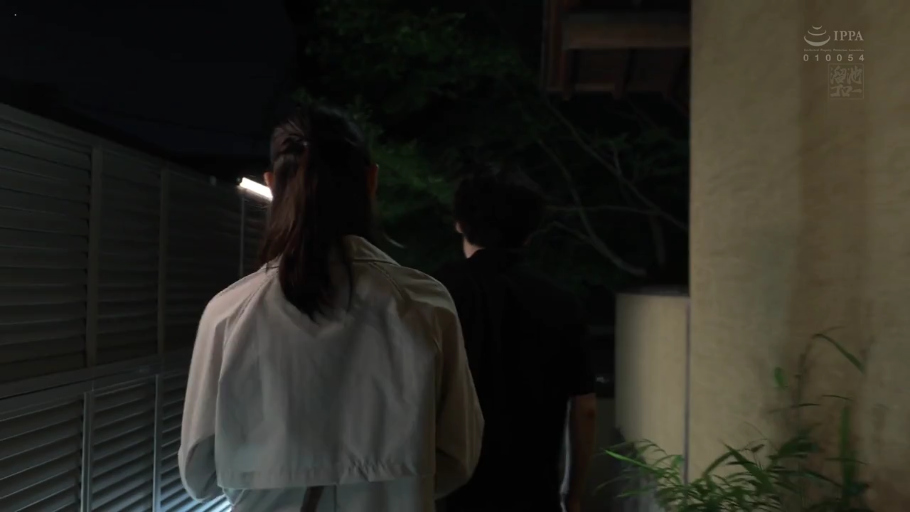 行走 · 屋外 · 白色外套 · 二人 · 跟随 · 全身背影