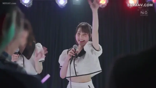 站立 · 中景 · 笑容 · 舞台 · 表演 · 话筒 · 日本女优 · 偶像服装