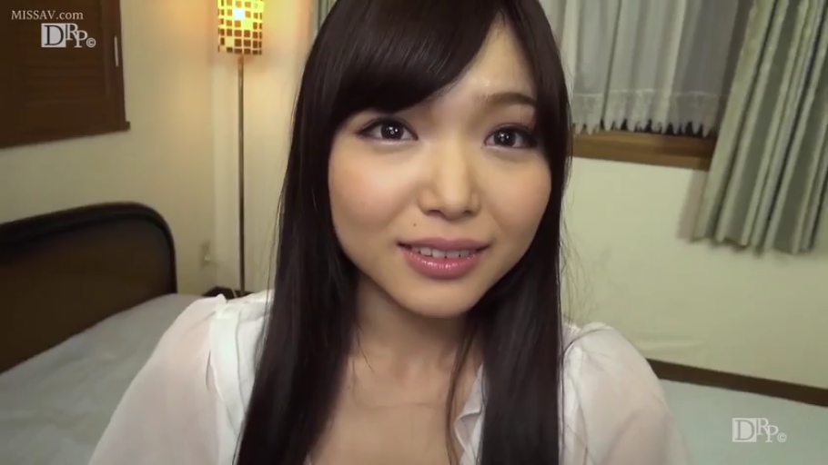 坐姿 · 第一视角 · 卧室 · 微笑 · 台灯 · 特写 · 对视 · 白色罩衫