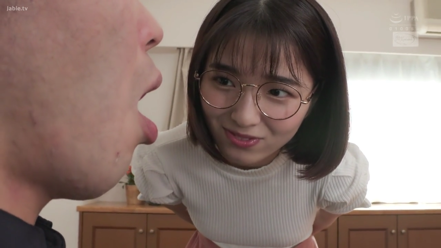 Indoor · Bend over · Close-up of the face · 白色短袖针织衫