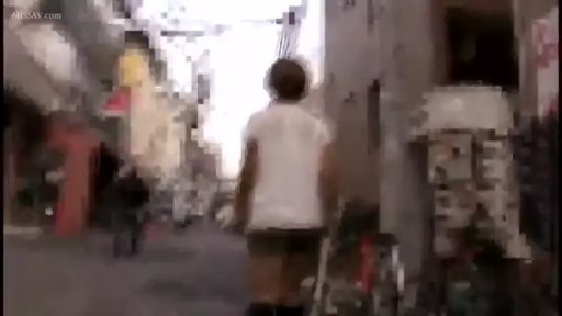 深色下装 · 否 · 街道 · 行走 · 背影 · 模糊打码