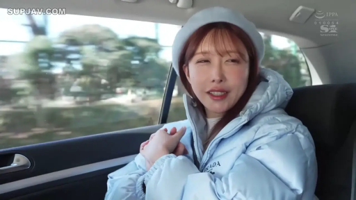 坐姿 · 车内 · 近景 · 汽车座椅 · 喜悦 · 冬装 · 蓝色羽绒服配浅蓝色针织帽 · 侧头微笑