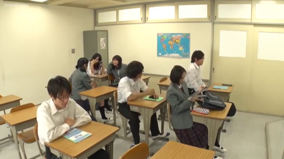 座り姿勢 · 教室 · 自然 · 学生服 · 遠景 · 机材 · 学習