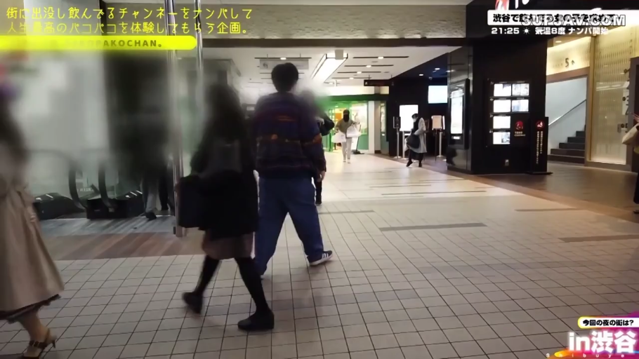 远景 · 行走 · 运动衫 · 公共场合 · 广告牌 · 商场 · 路过