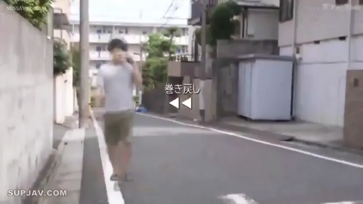 白色短袖 · 街道 · 行走 · 手机 · 模糊 · 通话