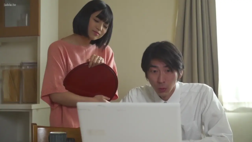 座り姿勢 · 中景 · 粉色短袖 · 红色托盘 · 惊讶 · 居家室内 · プロット片段 · 使用电脑