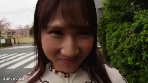 脸部特写 · 第一视角 · 街道 · 斑马线 · 凝视镜头 · 调皮微笑 · 微俯身 · 白色花边领上衣