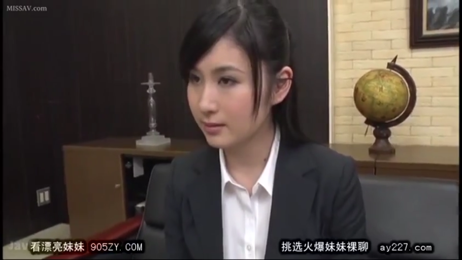 坐姿 · 办公室 · 平静 · 面部特写 · 注视 · OL · 正装 · 地球仪