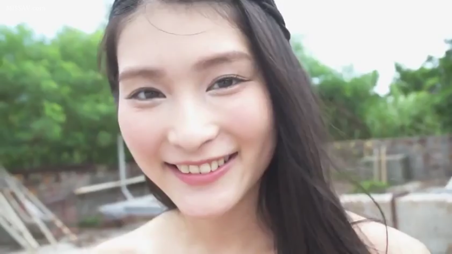 Close-up of the face · Smile · Facing the camera · Outdoor · 长发 · 正面 · 露肩