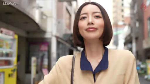 面部 · 站立 · 微笑 · 行走 · ショルダーバッグ · 街头 · 休闲上衣