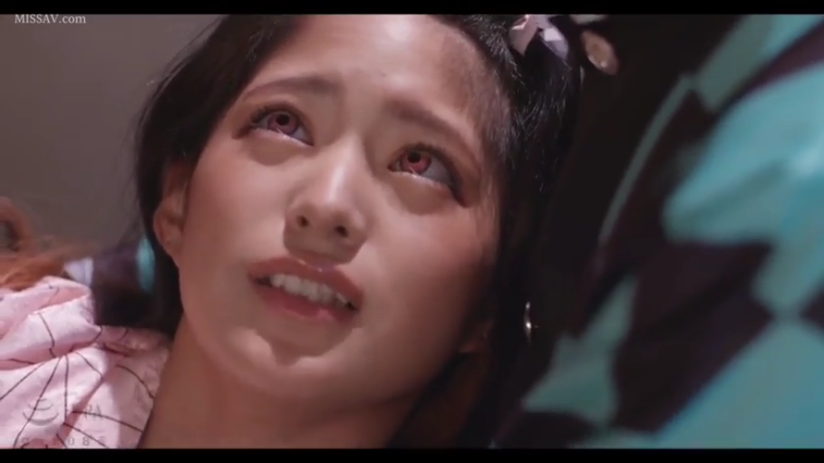 室内 · 脸部特写 · 躺姿 · 粉色和服