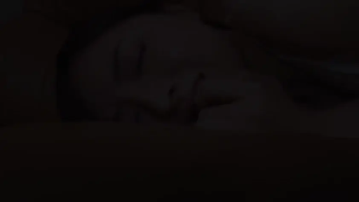 室内 · 平静 · 枕头 · 面部特写 · 裸露 · 侧卧 · 暗光 · 睡眠