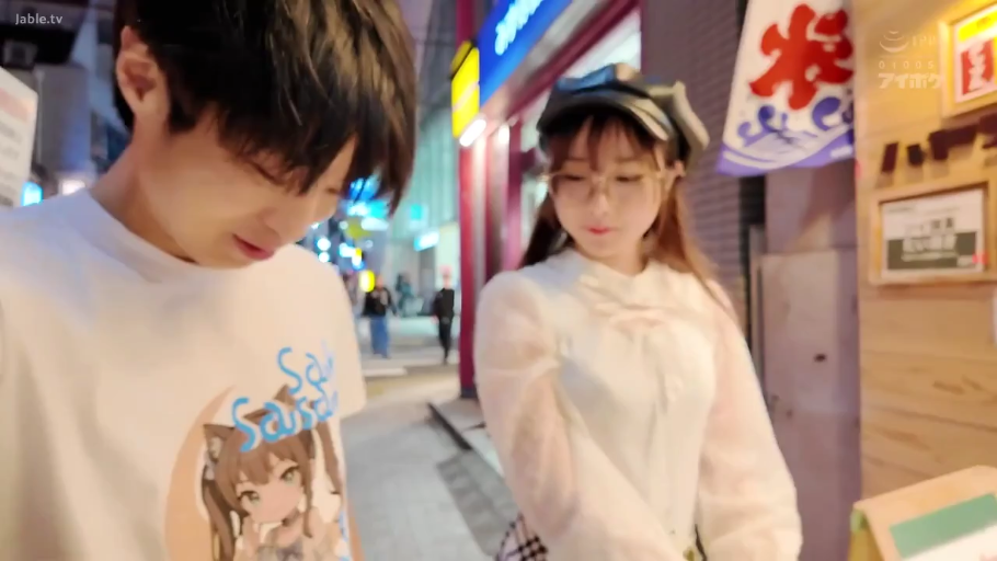 帽子 · 站立 · 贝雷帽 · 自然 · 否 · 夜景 · 户外街道 · 看东西