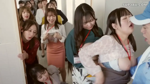 室内 · 职业装 · 角色扮演 · 中景 · 兴奋 · 多人行为 · 工牌 · 拥挤