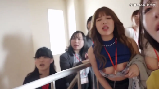 走廊 · 倚靠 · 西装 · 群像 · 围观 · 吊绳 · 担忧 · 多人场景