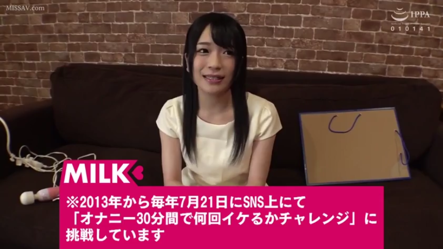 脸部 · 字幕 · 微笑 · 客厅 · 正坐 · 按摩棒 · 访谈 · 白色短袖上衣