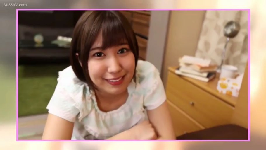 Sitting Posture · Bedroom · Smile · 面部特写 · Books · Eye contact · 短发 · Pajamas