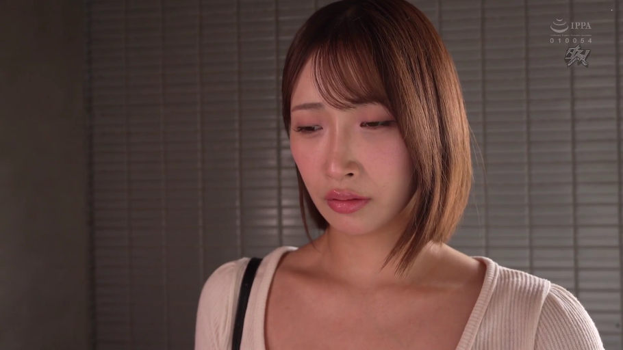 忧郁 · 脸部特写 · 站姿 · 走廊 · 亚洲女性 · 浅色针织衫