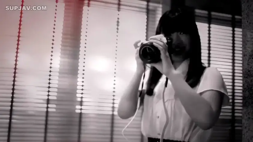 室内 · 站立 · 微笑 · 白色衬衫 · 上半身 · 拍摄 · 单反相机