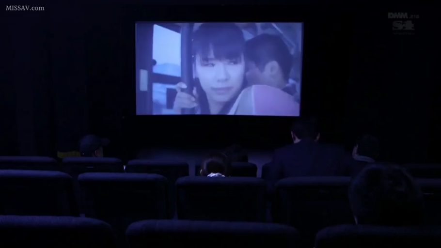 顔部のクローズアップ · 站立 · ピンクのベスト · 映画館