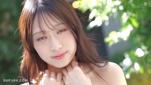 面部特写 · 抚摸脖颈 · 温柔 · 绿化带 · 蓝色泳装 · 虚化背景 · 正面视线