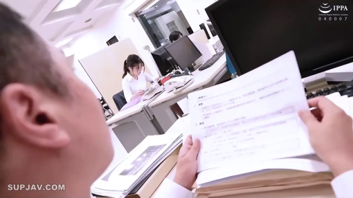 坐姿 · 面部 · 眼镜 · 专注 · 办公室 · 白衬衫 · 办公 · 职场