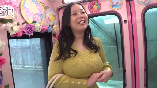 站立 · 巨乳 · 微笑 · 手提包 · 黄色毛衣 · 电车主题房 · 拎包