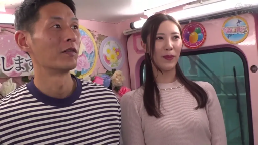 交谈 · 面部 · 站立 · 微笑 · 摄影棚 · 背景板 · 采访 · 休闲便装