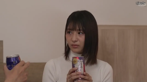 室内 · 座り姿勢 · 困惑 · ショートヘア · 胸部以上特写 · 易拉罐 · 白色高领毛衣 · 手持饮料