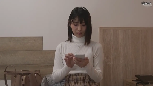 室内 · 坐姿 · 平静 · 半身 · 手机 · 长发 · 白色毛衣 · 玩手机