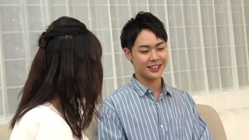 室内 · 坐姿 · 交谈 · 微笑 · 条纹衬衫 · 日本AV