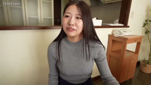 室内 · 座り姿勢 · 自然 · 半身特写 · 谈话 · 长发 · 家具 · グレー ニットセーター