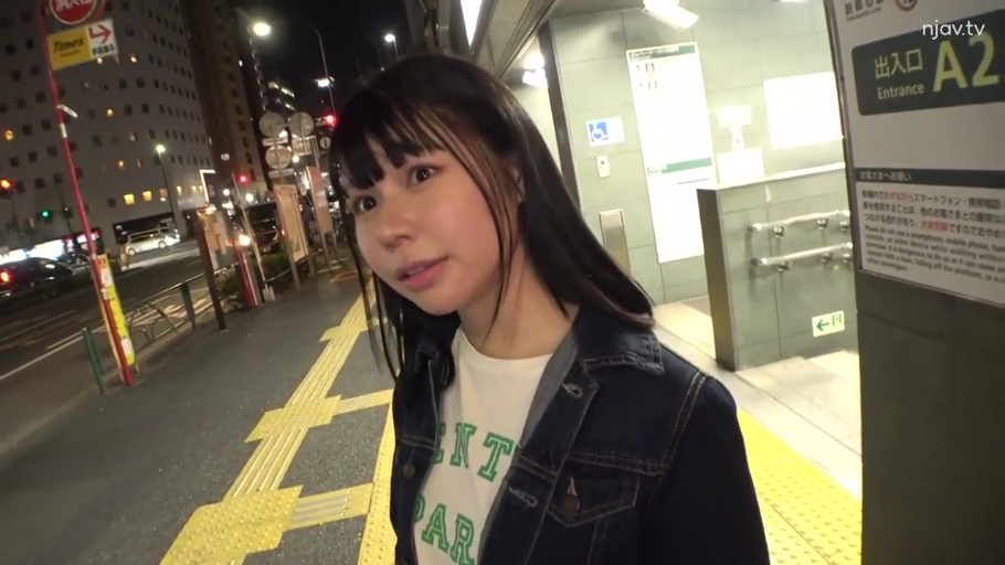 脸部特写 · 站立 · 自然 · 交流 · 街道 · 牛仔外套 · 夜晚