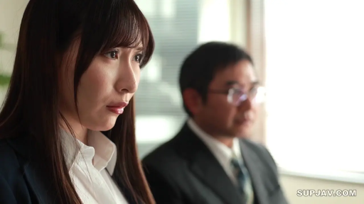 站立 · 平静 · 休闲装 · 行走 · 头部 · 口罩 · 室内走廊 · 素人感