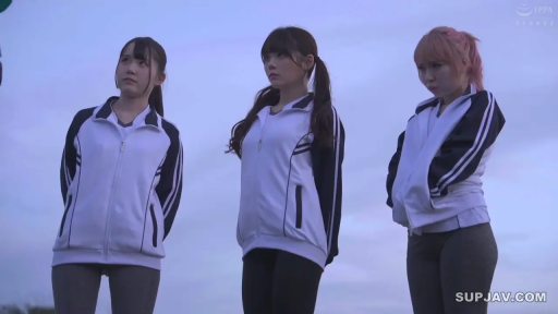 严肃 · 站立 · 远景 · 运动校服 · 操场 · 训话 · 秒表 · 傍晚