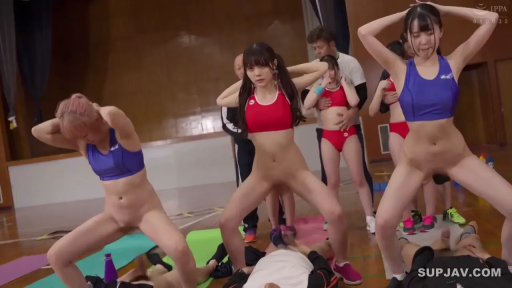 专注 · 运动背心 · 远景 · 多人 · 深蹲 · 瑜伽垫 · 体育馆 · 集体性游戏