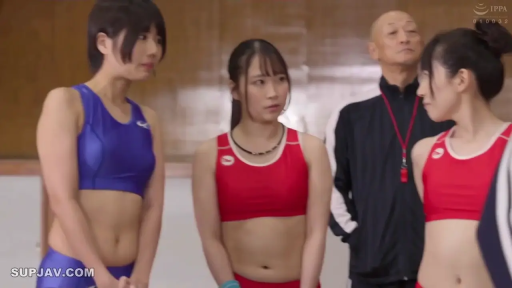 严肃 · 站立 · 中景 · 对话 · 多人 · 运动内衣 · 体育馆 · 哨子