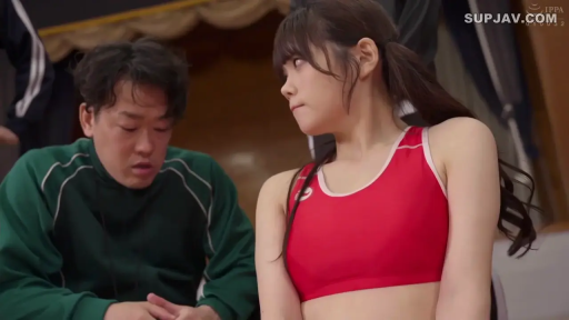 坐姿 · 交谈 · 严肃 · 侧脸特写 · 体育馆 · 红色运动背心