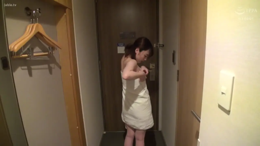 全身 · 站立 · カメラに背を向ける · バスタオル · 背中 · ハンガー · 酒店玄关