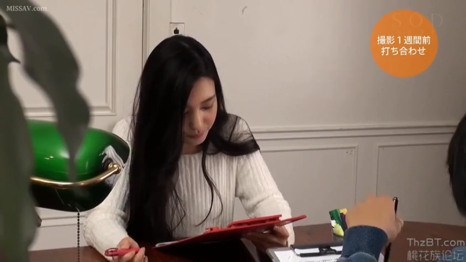 坐姿 · 办公室 · 中景 · 自然 · 长发 · 白色针织衫 · 写字板 · 看文件