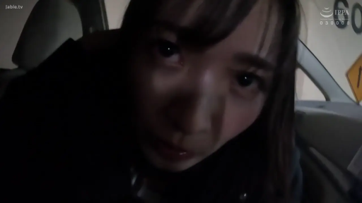 身をかがめる · 集中 · 顔のクローズアップ · 车内 · 近景 · 黑色外套 · 言语交流 · 汽车内饰