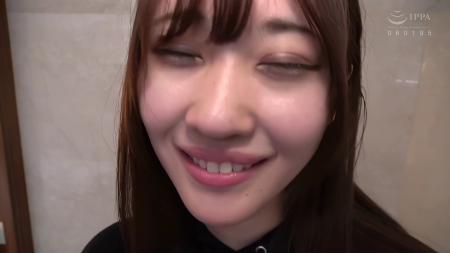 室内 · 脸部特写 · 对视 · 正面 · 黑色卫衣 · 日本AV · 眯眼笑