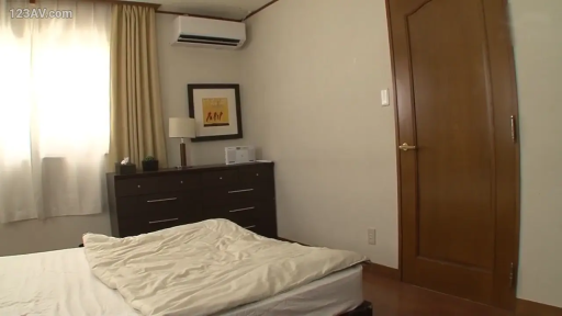 臀部 · 盆栽 · 走廊 · 模糊 · 走动 · 灰色连衣裙 · 进入房间